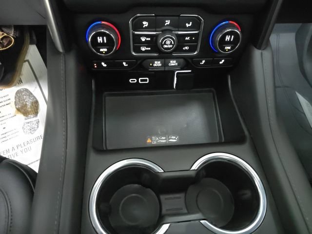 Used 2023 Chevrolet Suburban Z71 w/ Luxury Package image 18