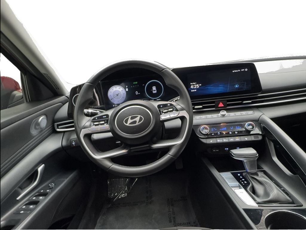 Used 2025 Hyundai Elantra SEL FWD image 35