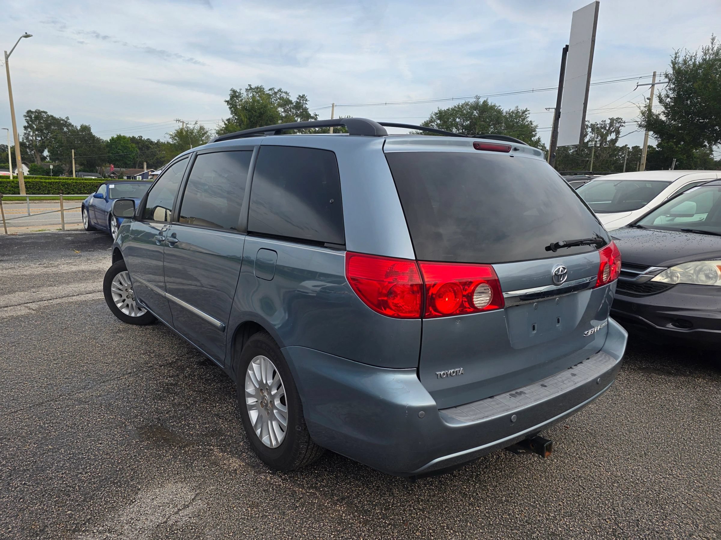 Used 2010 Toyota Sienna XLE Limited w/ XLE Limited Pkg 2 FWD image 5