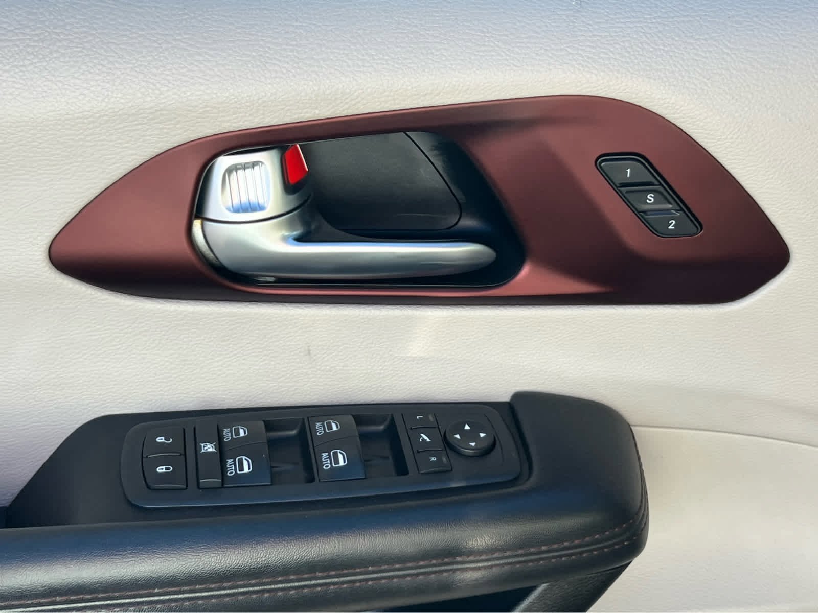Used 2020 Chrysler Pacifica Limited image 28