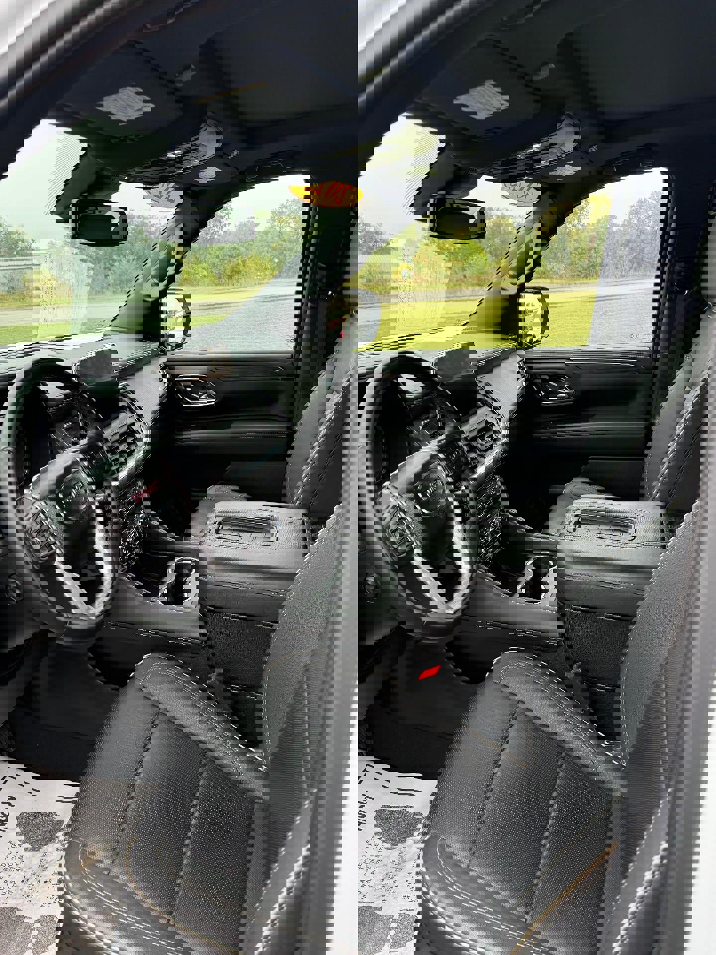 Used 2023 GMC Yukon SLT w/ SLT Luxury Package image 3