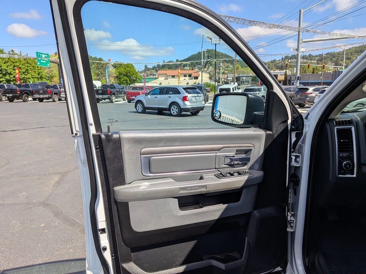 Used 2017 RAM 1500 Classic SLT AWD/4WD image 8