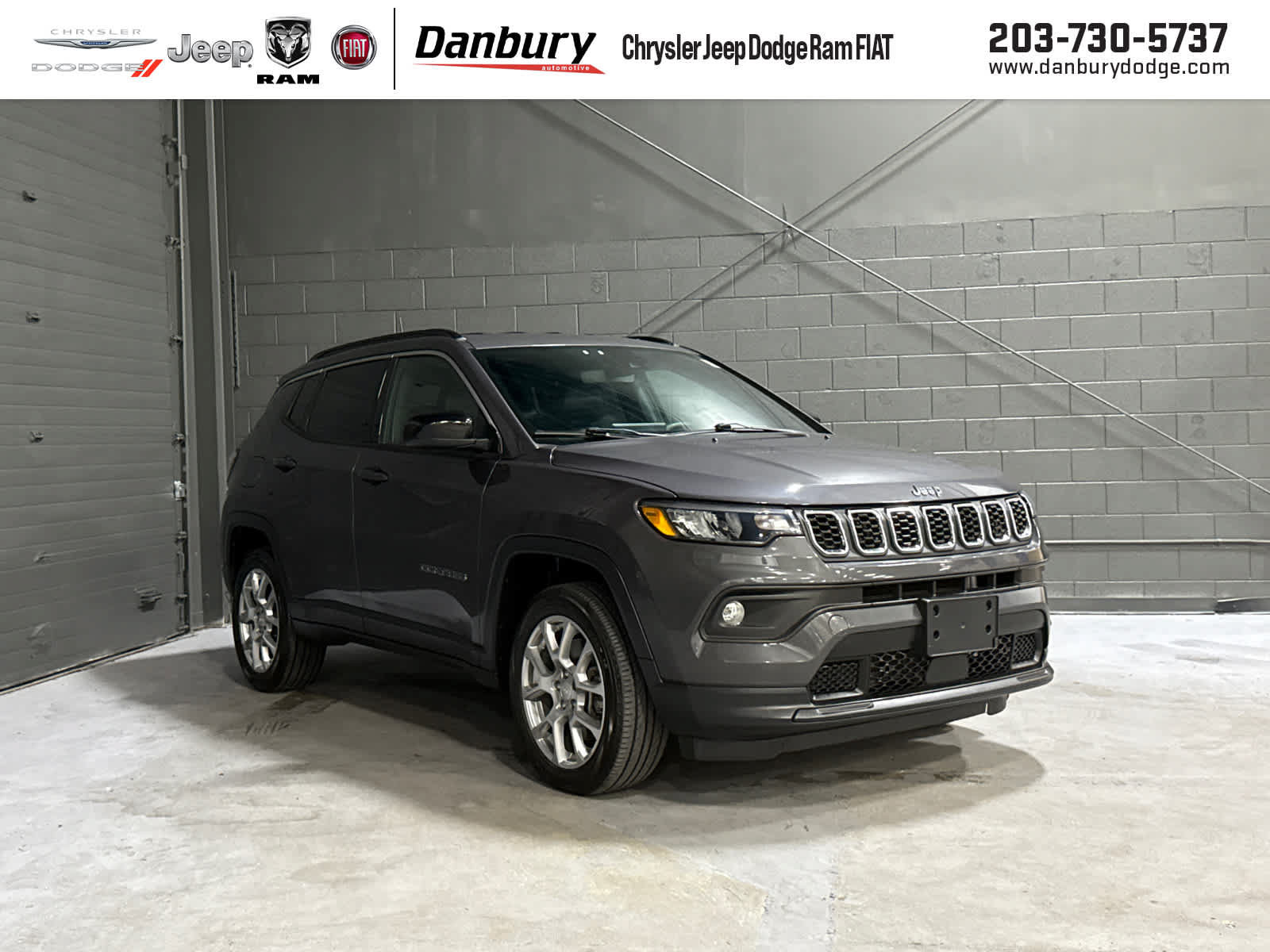Used 2024 Jeep Compass Latitude AWD/4WD image 1