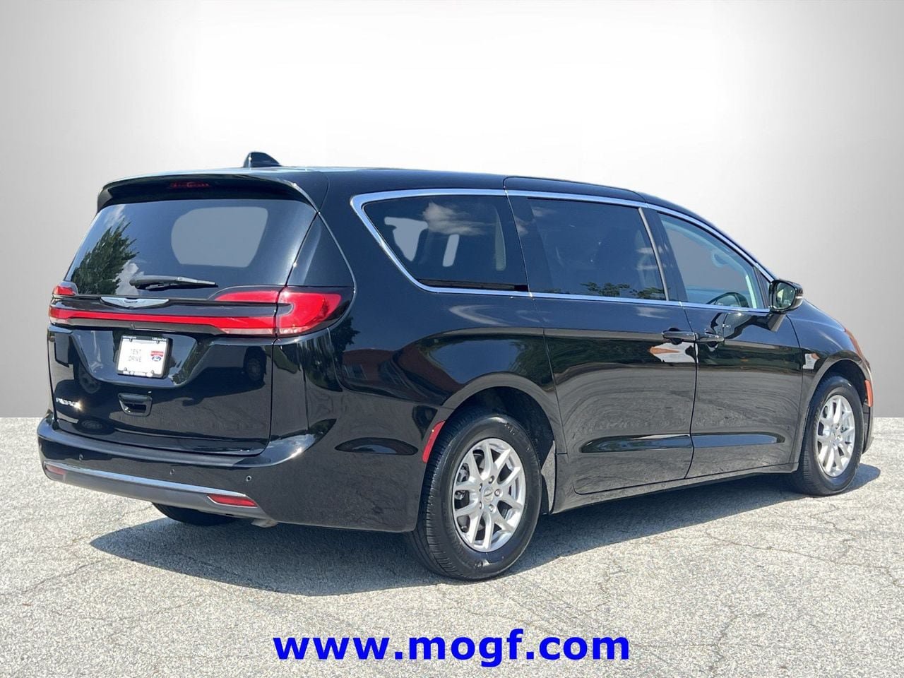 Used 2024 Chrysler Pacifica Touring-L FWD image 3
