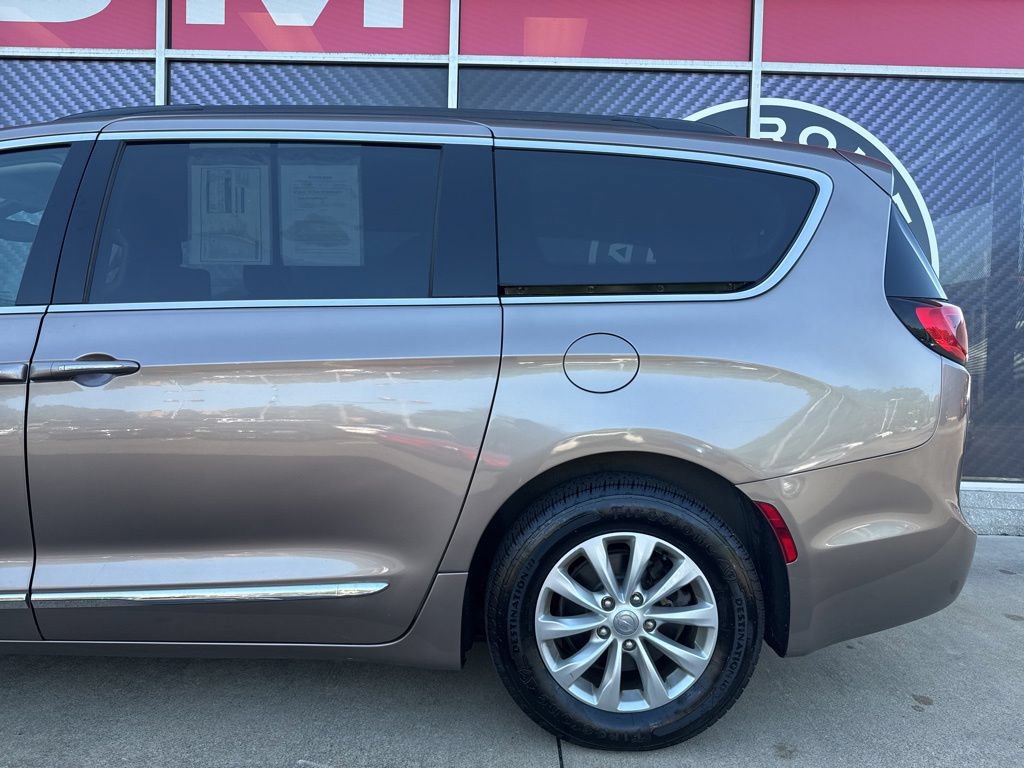 Used 2017 Chrysler Pacifica Touring-L FWD image 14