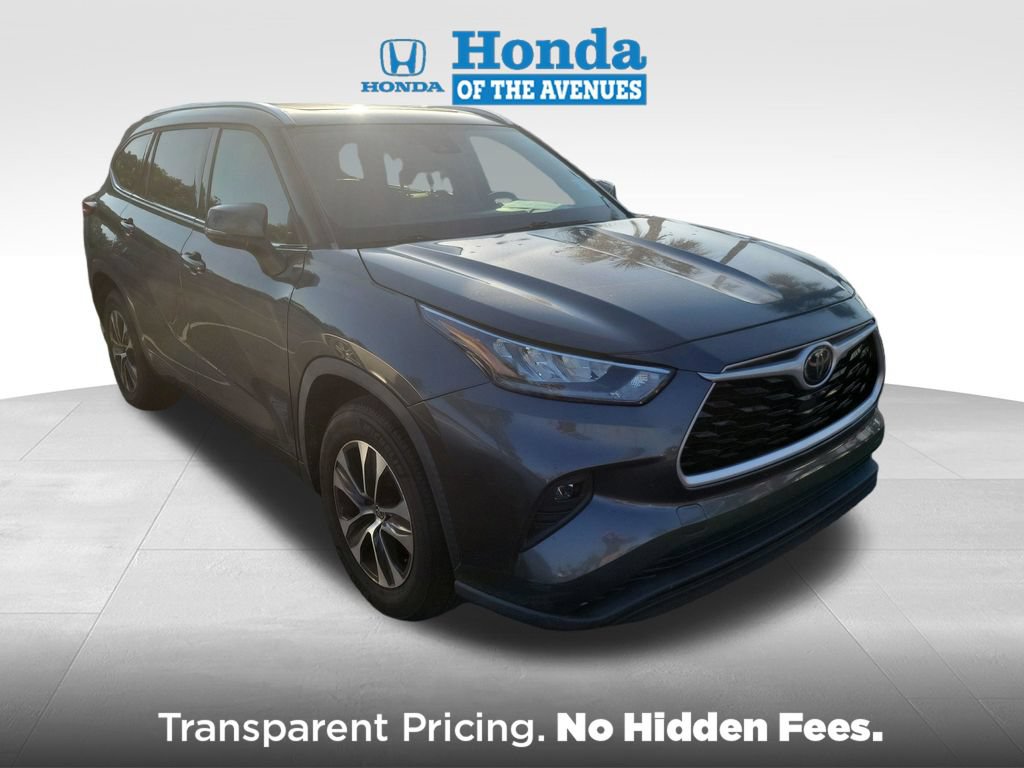 Used 2020 Toyota Highlander XLE w/ Preferred Accessory Package FWD image 1