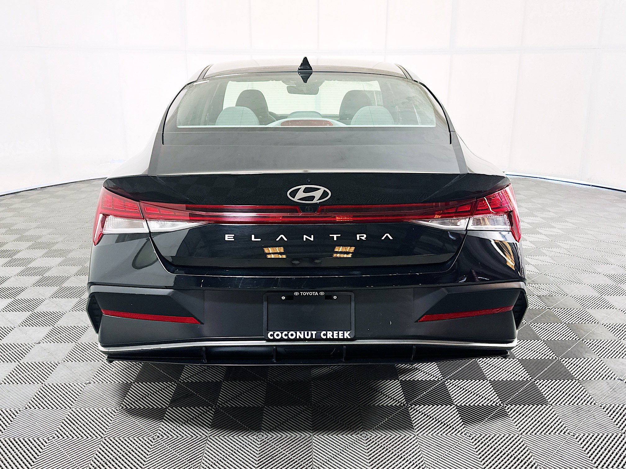 Used 2025 Hyundai Elantra SEL FWD image 4