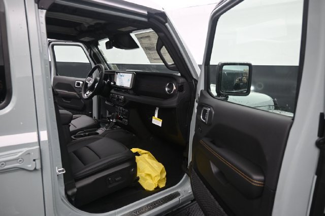 New 2026 Jeep Wrangler Unlimited Sahara w/ Whitecap Package AWD/4WD image 35