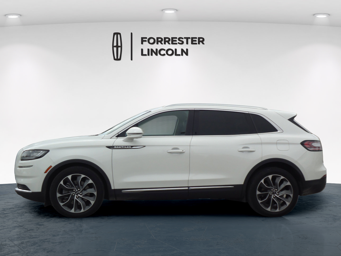 Used 2023 Lincoln Nautilus Reserve AWD/4WD image 6