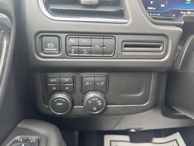 Used 2024 Chevrolet Suburban Premier AWD/4WD image 23