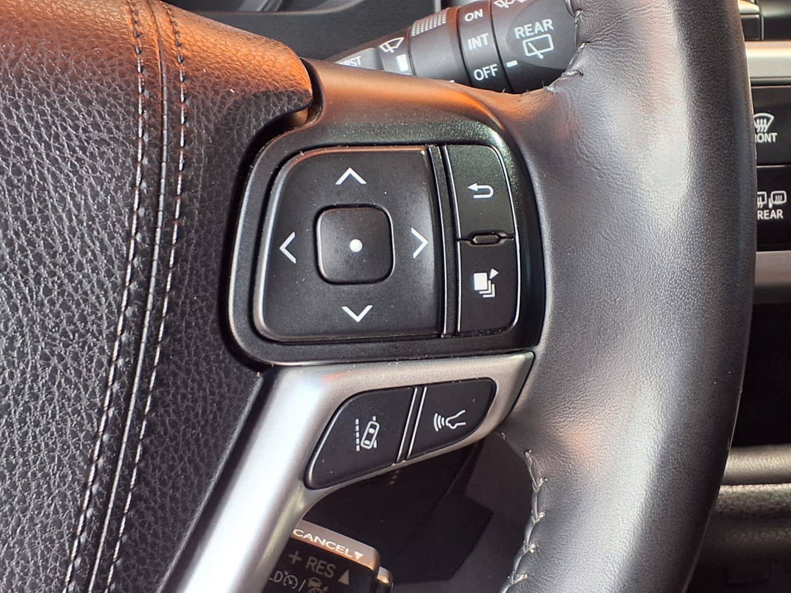 Used 2019 Toyota Highlander SE w/ Carpet Mat Package (TMS) FWD image 26
