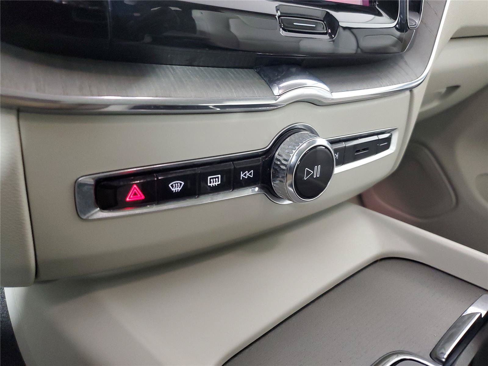 Certified 2023 Volvo XC60 B5 Plus w/ Climate Package AWD/4WD image 29