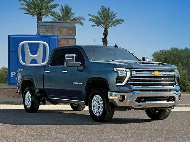 Used 2025 Chevrolet Silverado 2500 LTZ w/ LTZ Convenience Package image 3