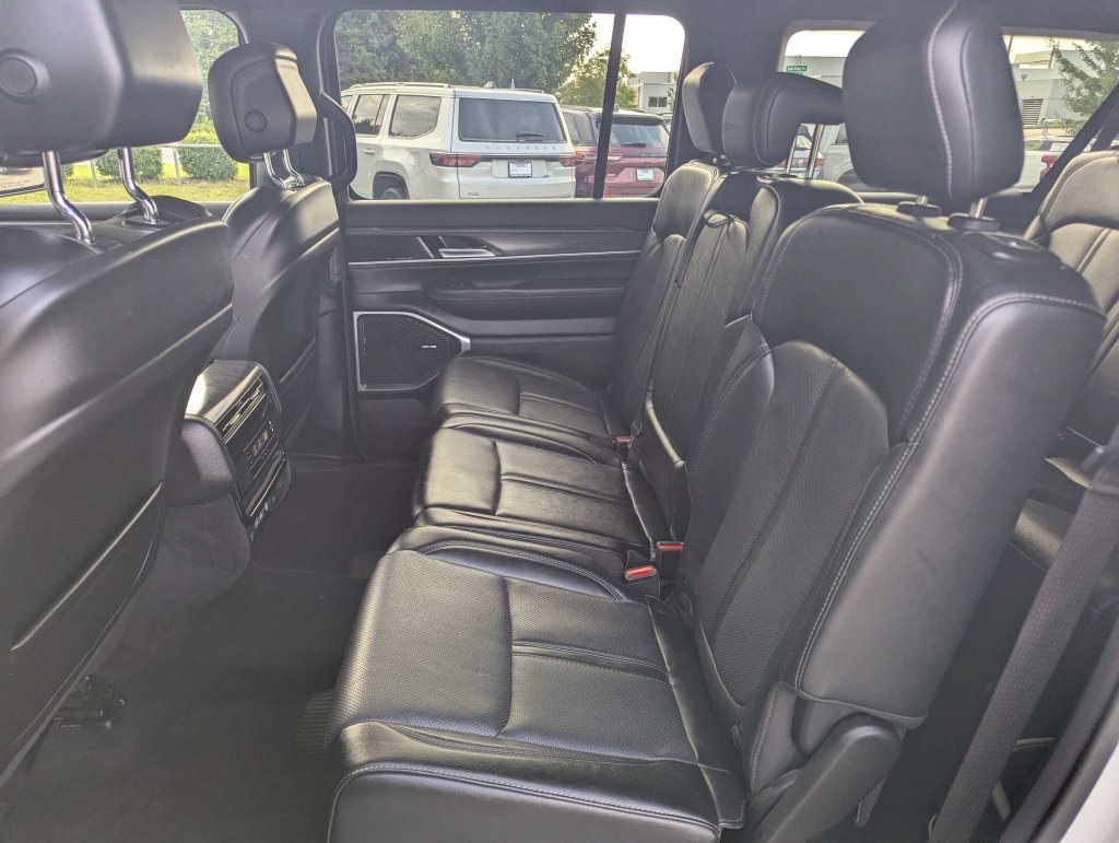 Used 2024 Jeep Wagoneer L Series II w/ Flexible Seating Group AWD/4WD image 14