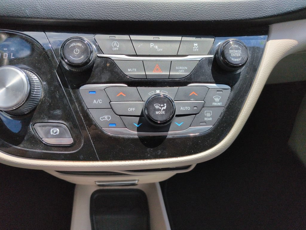 Used 2018 Chrysler Pacifica Touring Plus FWD image 19