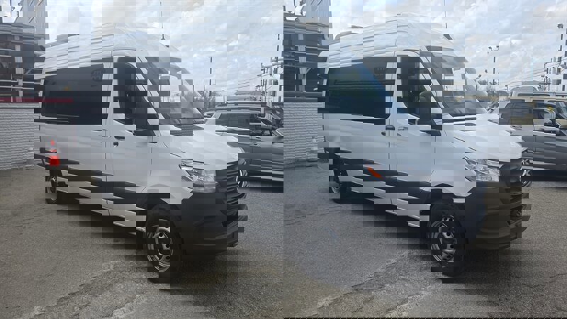 Used 2025 Mercedes-Benz Sprinter 2500 image 4