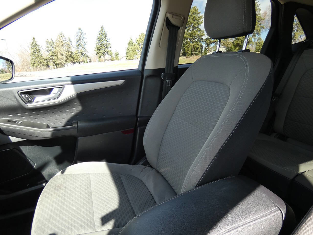 Used 2020 Ford Escape SE image 25