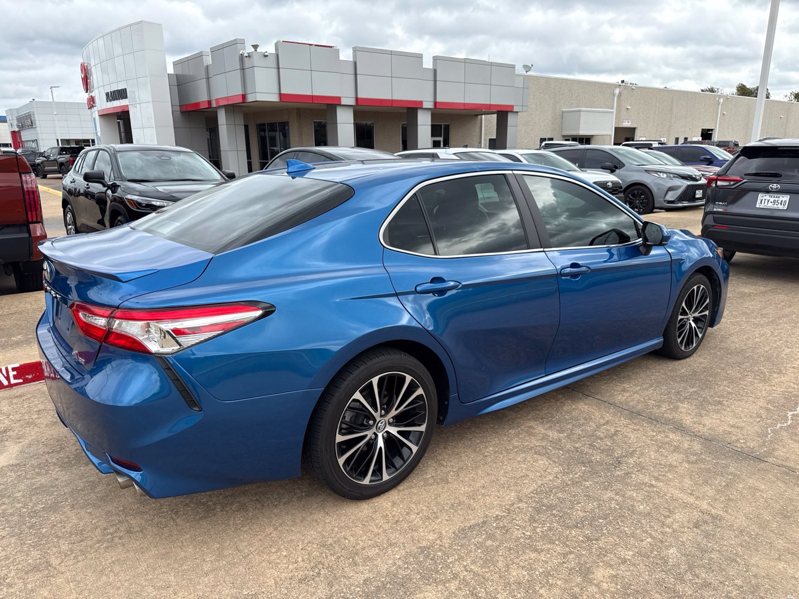 Used 2020 Toyota Camry SE FWD image 7