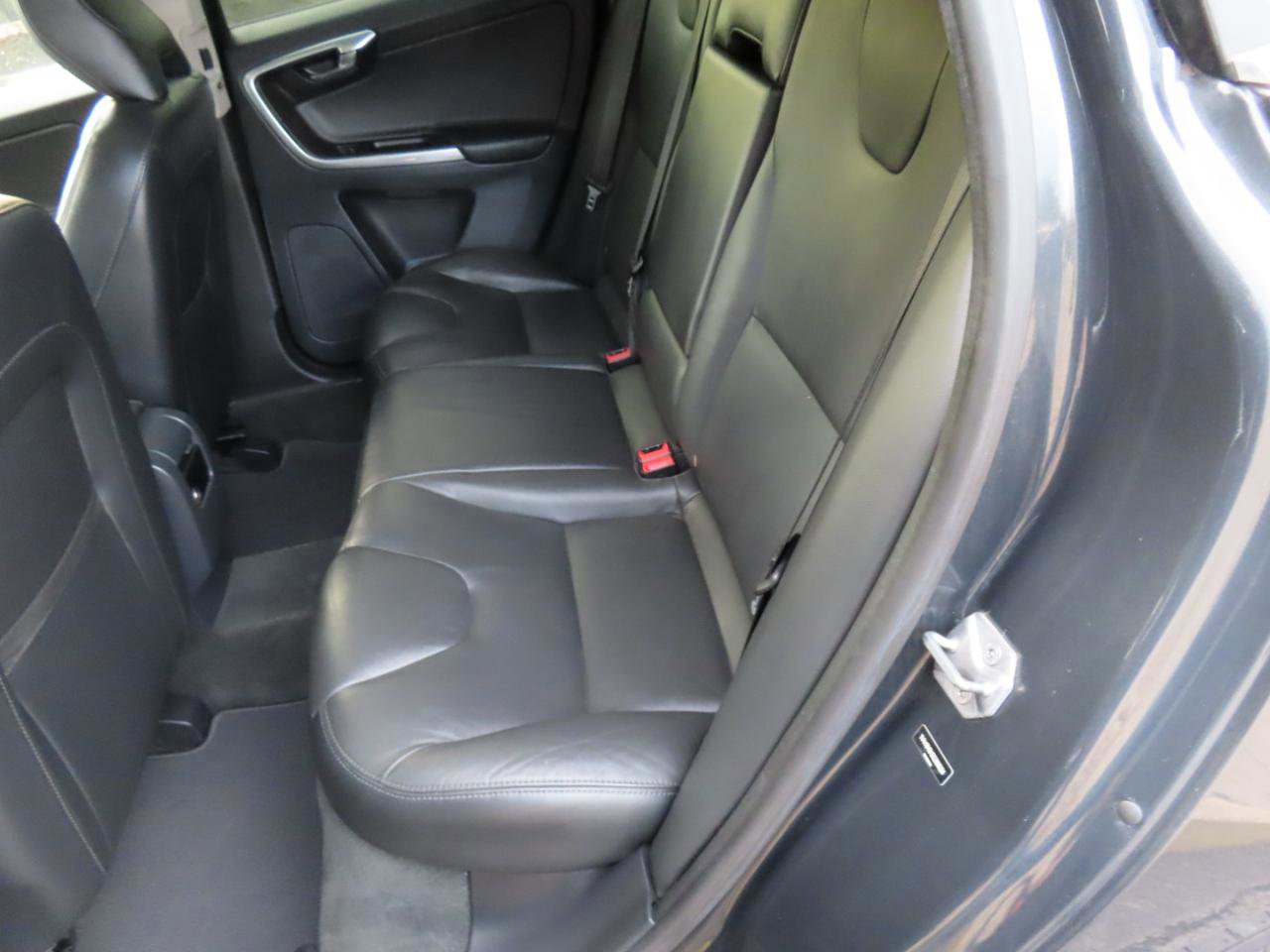 Used 2016 Volvo XC60 T6 w/ Protection Package image 12