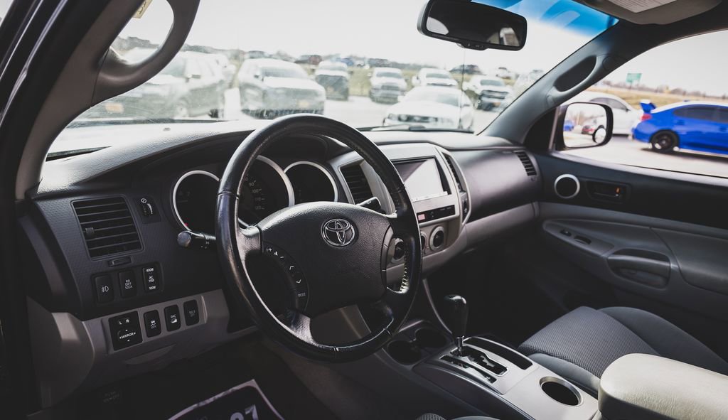 Used 2010 Toyota Tacoma 4x4 Access Cab V6 image 2