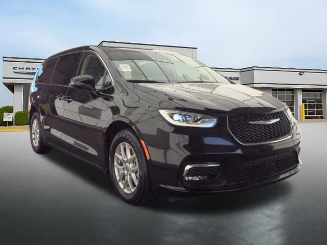 Used 2024 Chrysler Pacifica Touring-L FWD image 4