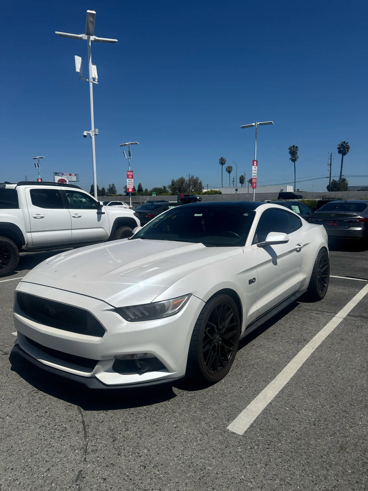 Used 2017 Ford Mustang GT Premium w/ Black Accent Package RWD image 9