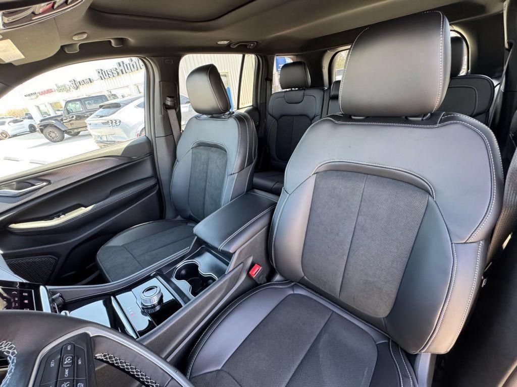 New 2025 Jeep Grand Cherokee Altitude AWD/4WD image 18