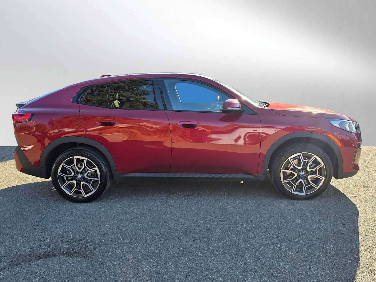 Used 2025 BMW X2 xDrive28i w/ Convenience Package image 2