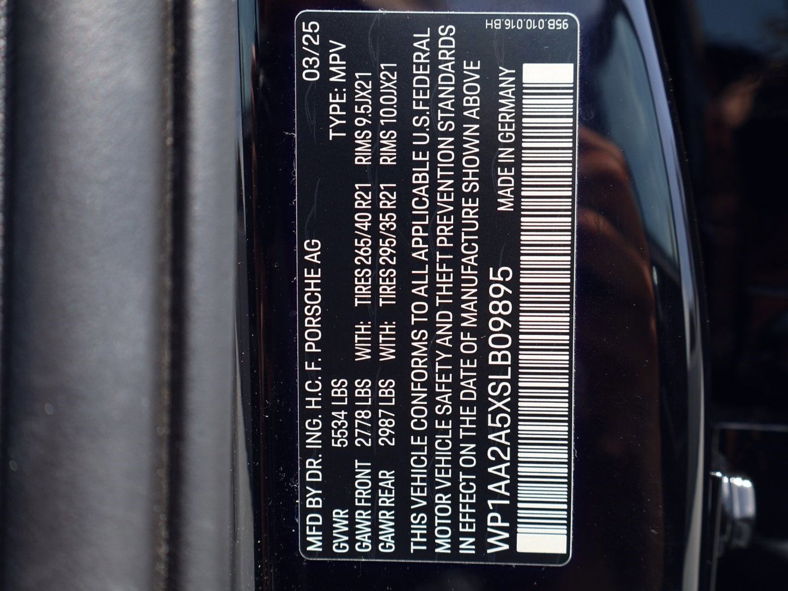Certified 2025 Porsche Macan AWD/4WD image 28