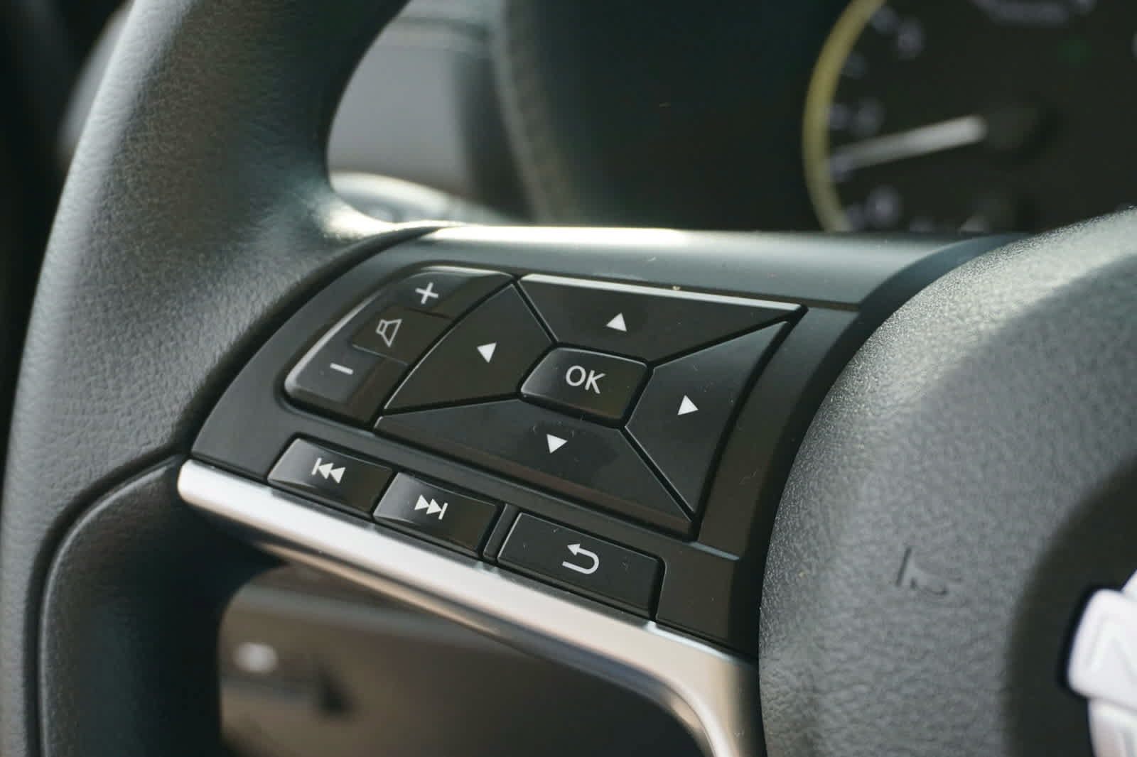 Used 2025 Nissan Sentra SV FWD image 17
