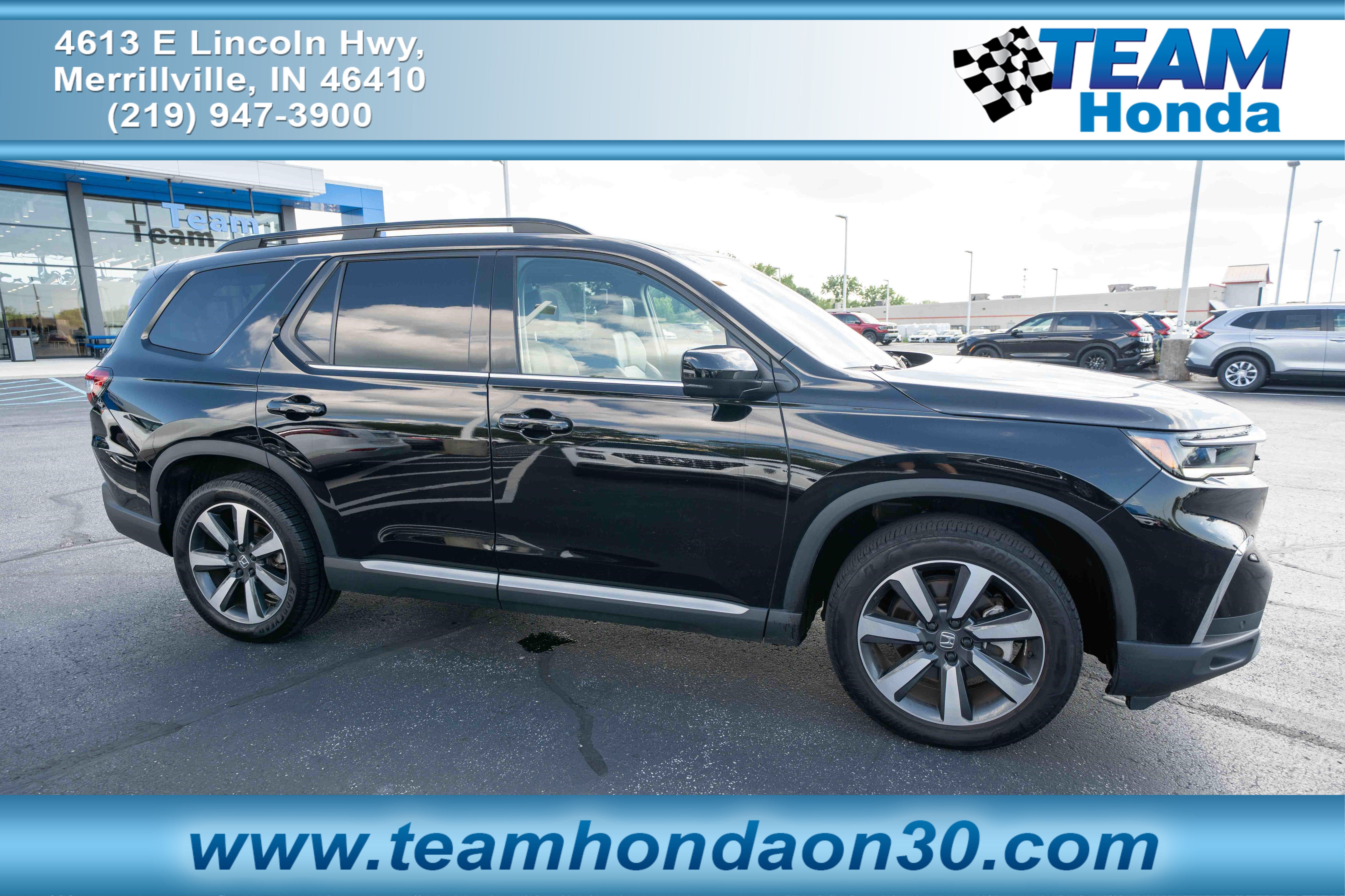 Used 2025 Honda Pilot Touring image 1