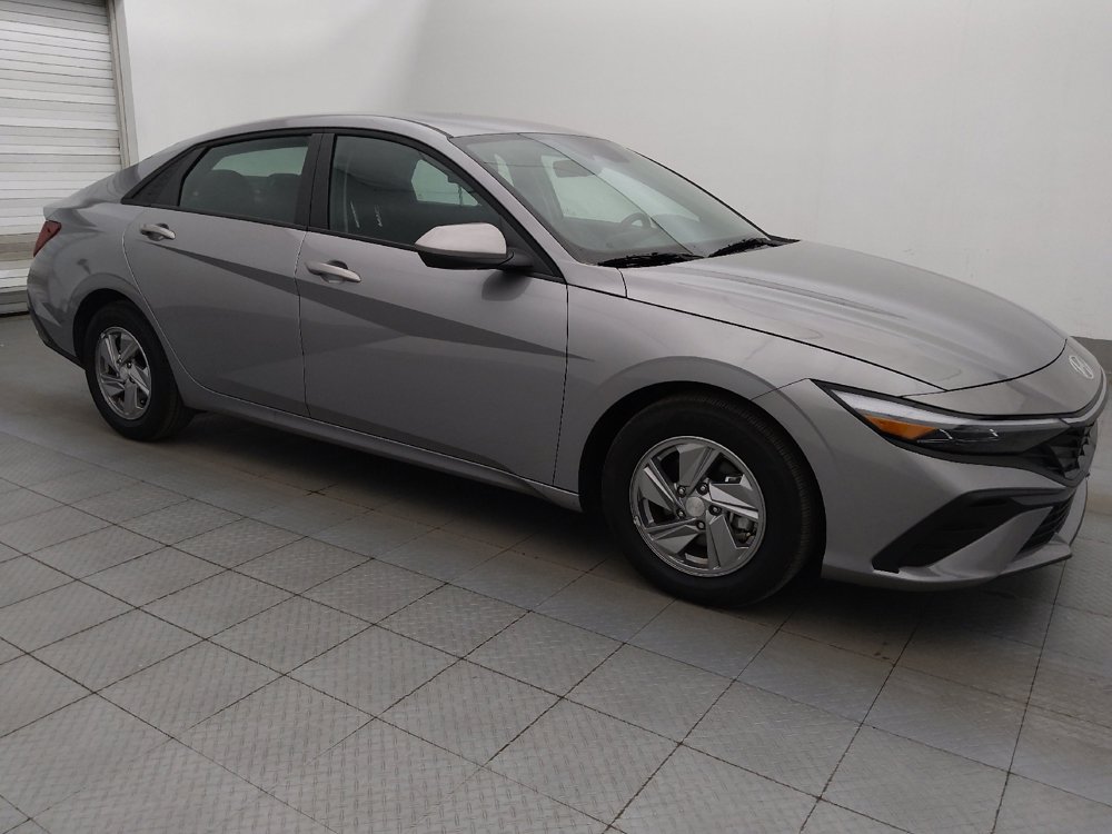 Used 2025 Hyundai Elantra SE FWD image 11