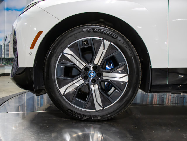 Used 2024 BMW iX xDrive50 w/ Premium Package AWD/4WD image 5