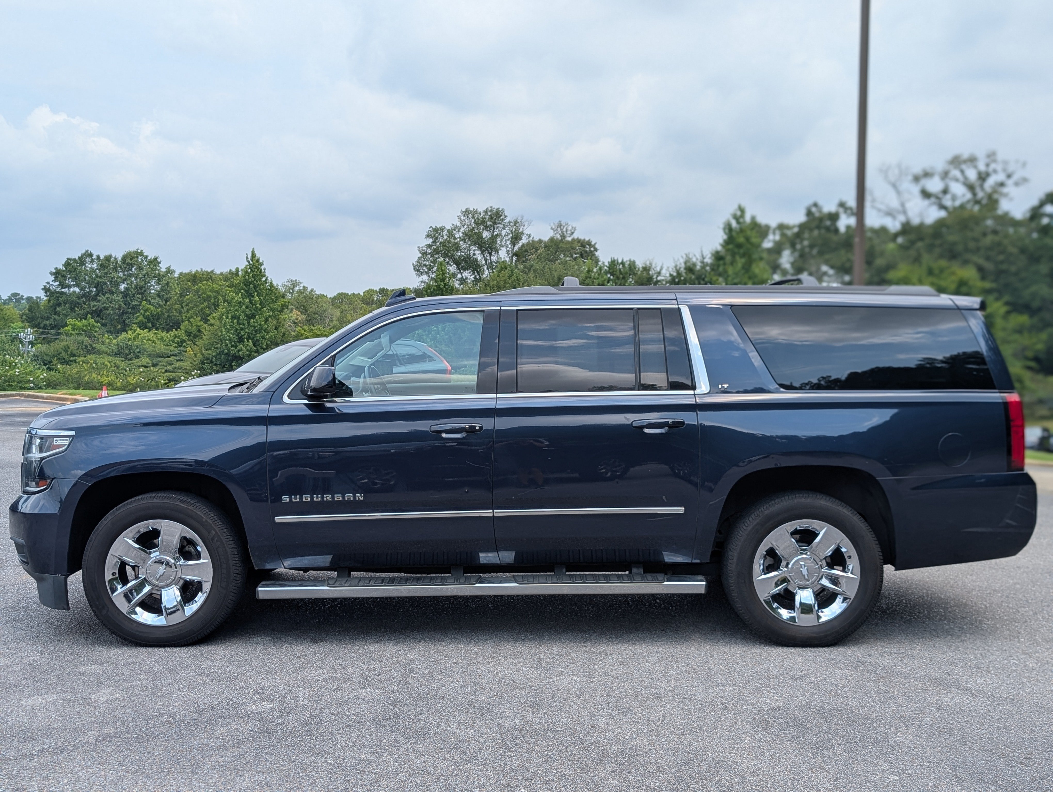 Used 2018 Chevrolet Suburban LT w/ LT Signature Package RWD image 6