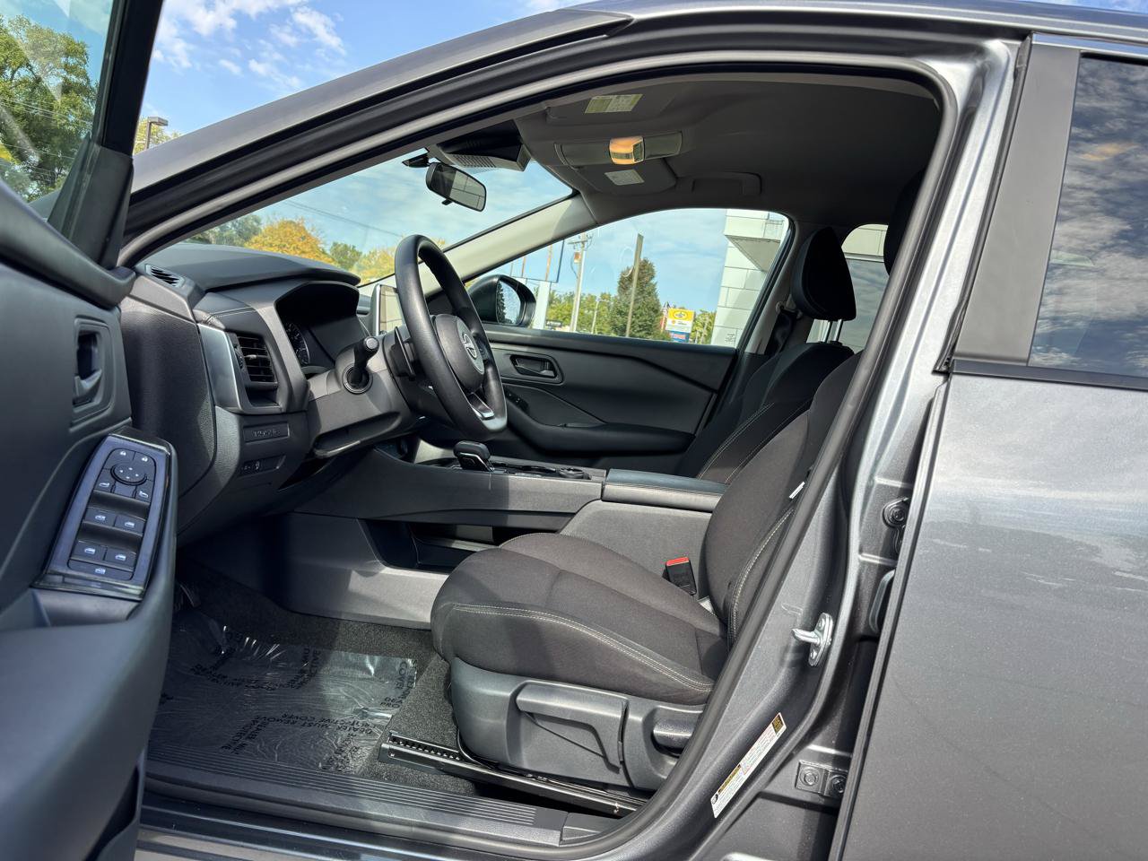 Used 2024 Nissan Rogue S AWD/4WD image 15