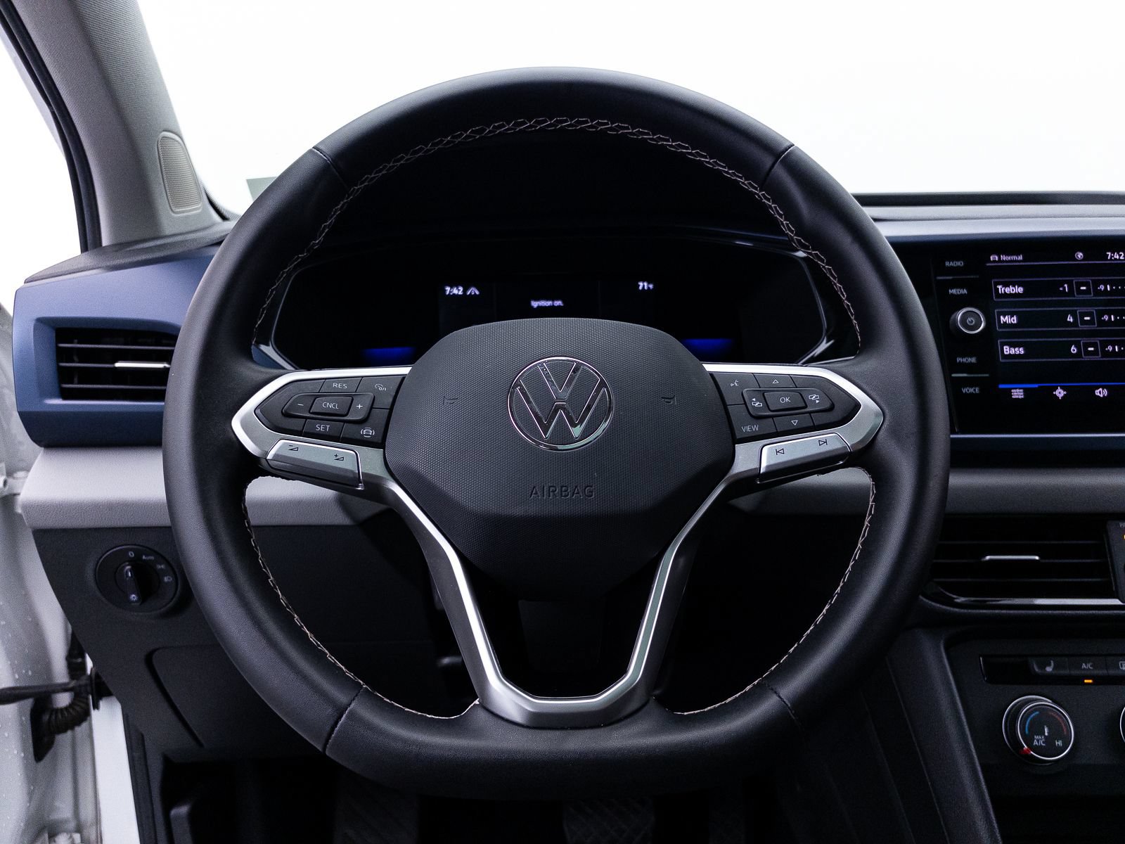 Used 2022 Volkswagen Taos SE FWD image 32