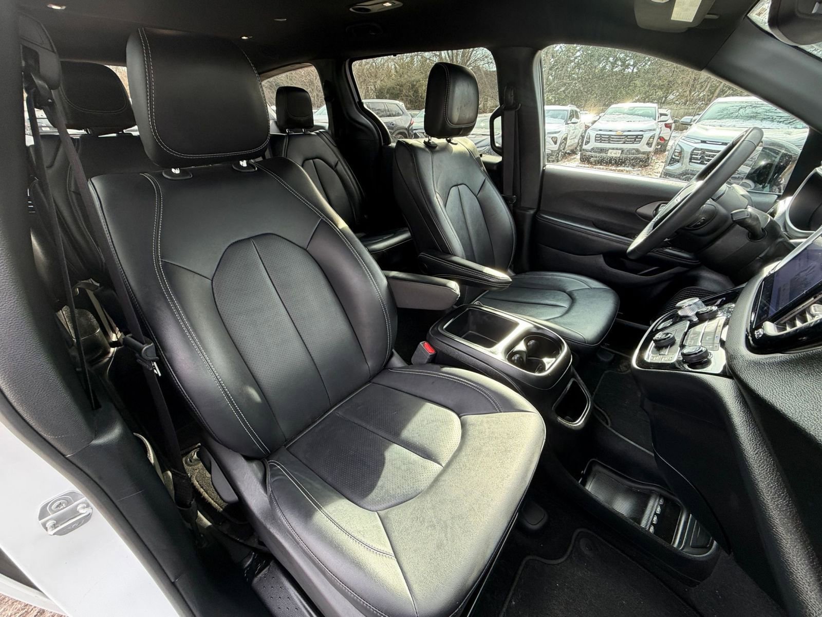 Used 2025 Chrysler Pacifica Select image 39