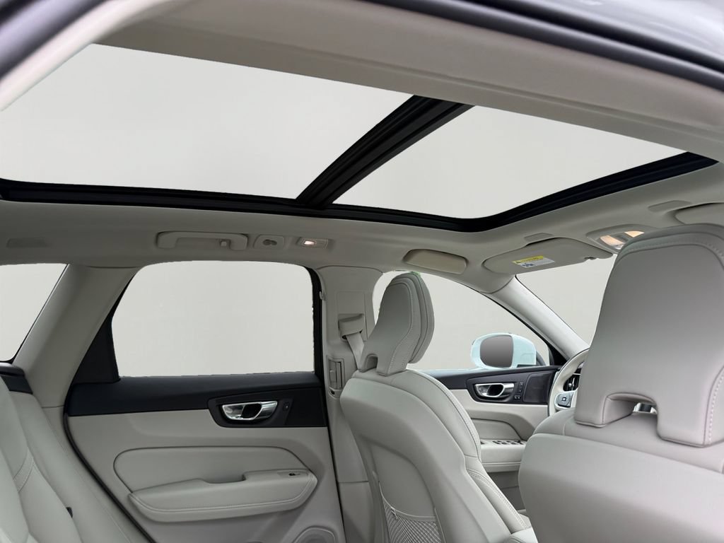 Certified 2022 Volvo XC60 T8 Inscription w/ Advanced Package AWD/4WD image 9