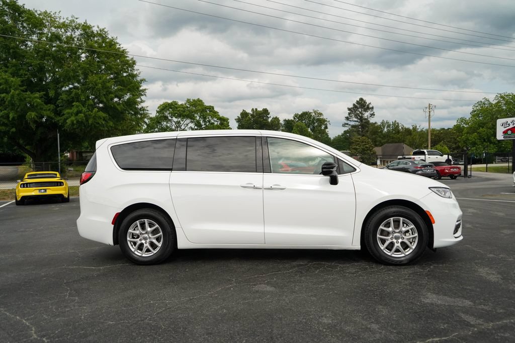 Used 2024 Chrysler Pacifica Touring-L FWD video 2