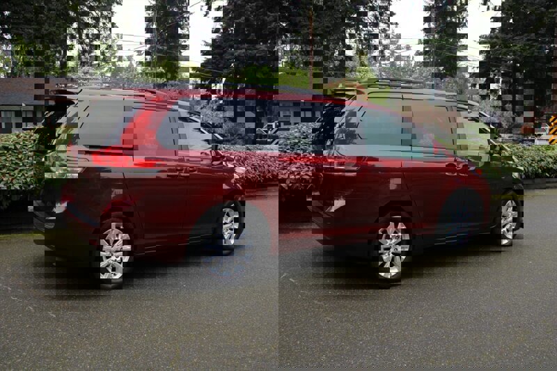 Used 2011 Toyota Sienna XLE w/ Entertainment Pkg image 3