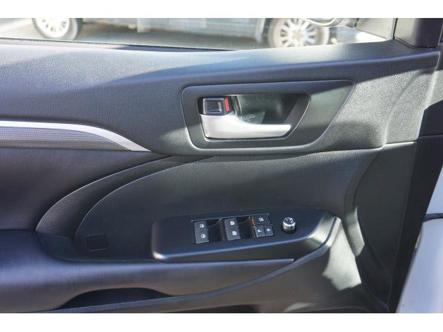 Certified 2018 Toyota Highlander SE image 11
