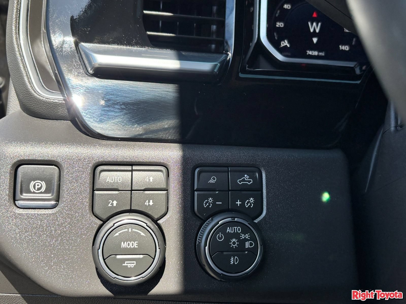 Used 2026 Chevrolet Silverado 1500 LT Trail Boss w/ LT Trail Boss Premium Package AWD/4WD image 30