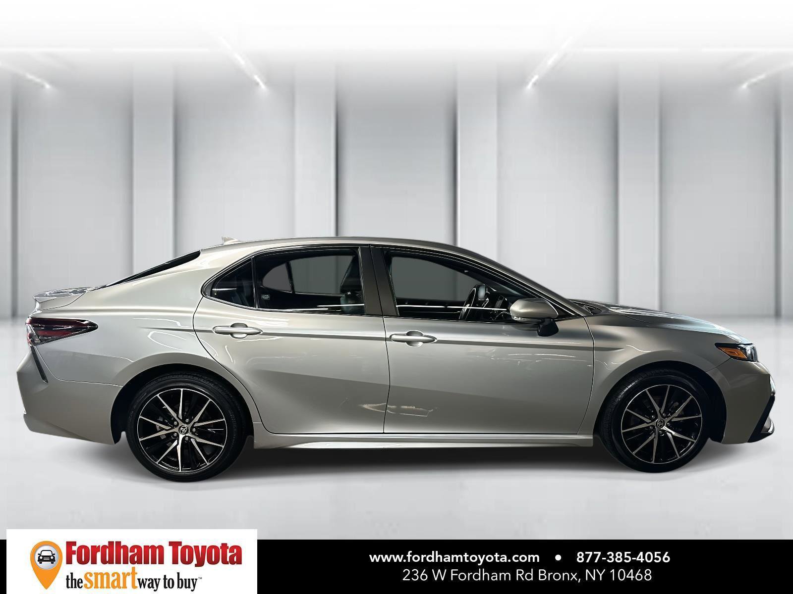 Used 2023 Toyota Camry SE image 2