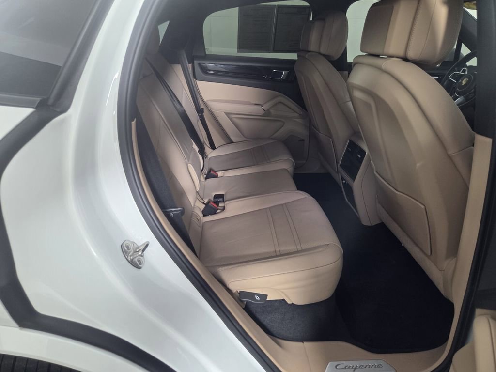 Used 2023 Porsche Cayenne Platinum Edition image 31