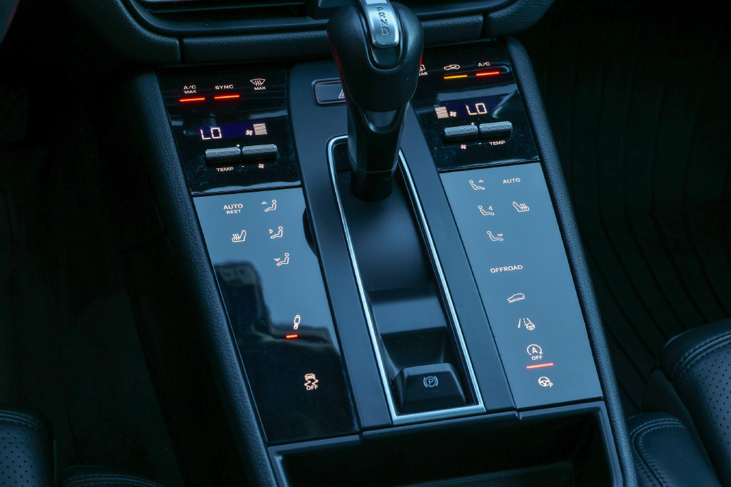 Certified 2023 Porsche Macan Turbo AWD/4WD image 42