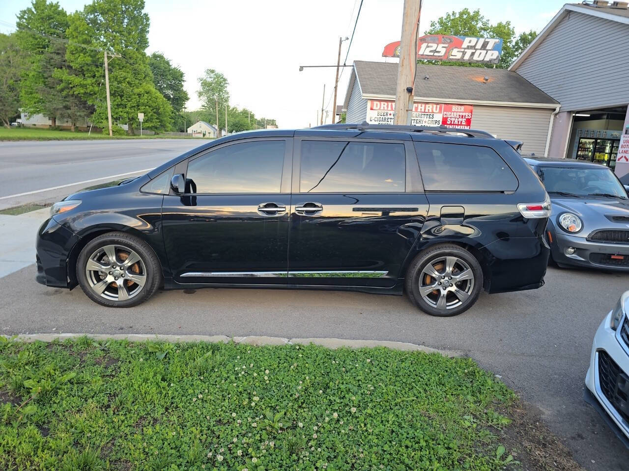 Used 2017 Toyota Sienna SE Premium FWD image 3