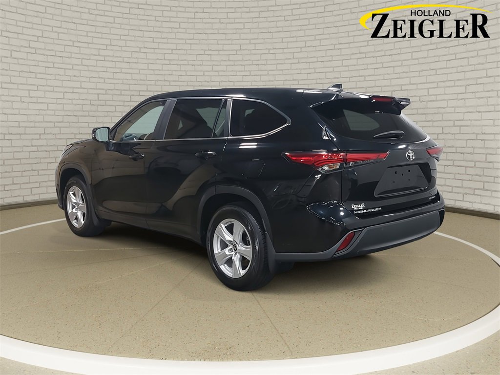 Used 2023 Toyota Highlander LE image 7