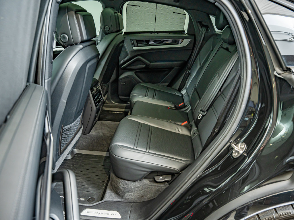Certified 2025 Porsche Cayenne E-Hybrid Coupe AWD/4WD image 35