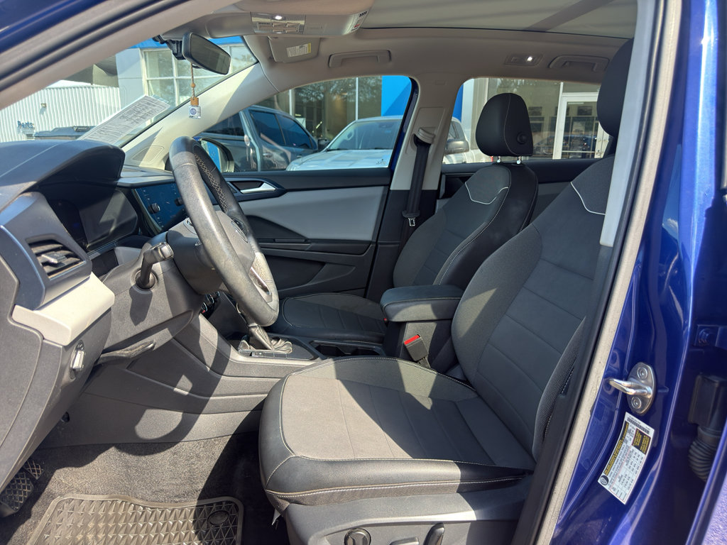 Used 2023 Volkswagen Taos SE w/ Panoramic Sunroof Package FWD image 5