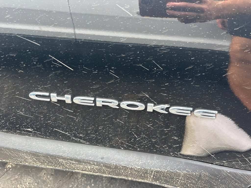 Used 2019 Jeep Cherokee Latitude Plus w/ Cold Weather Group AWD/4WD image 12
